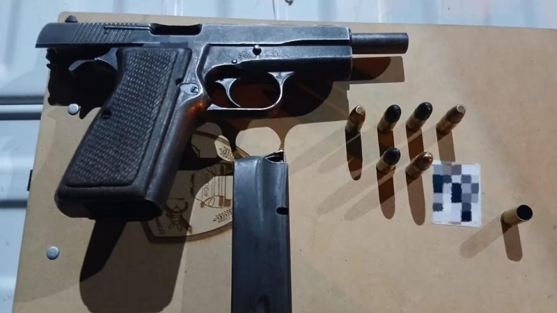 Iban armados por la calle, quisieron esconder la pistola debajo de un auto y terminaron presos