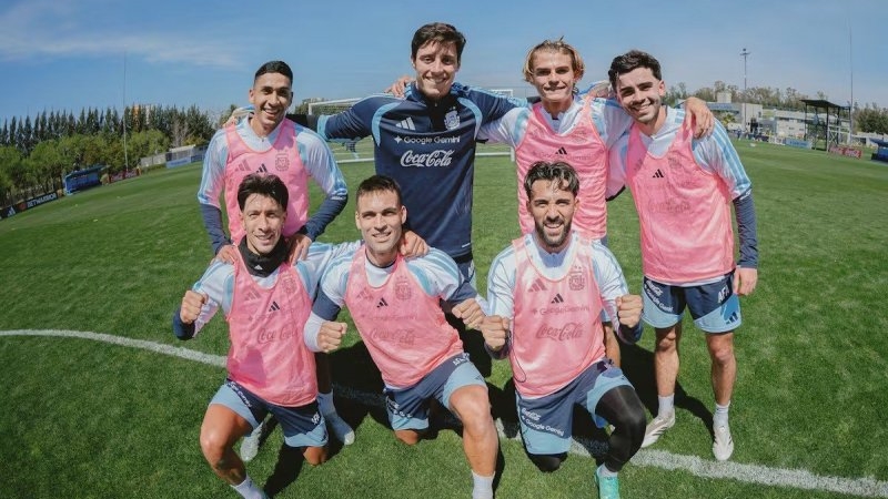 La selección se reconstruye sin Messi: baja el promedio de edad y aparecen variantes en puestos clave