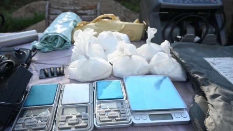 Allanaron y detuvieron a 2 hombres con kilos de droga, balanzas, un handy y una m&aacute;quina para contar billetes