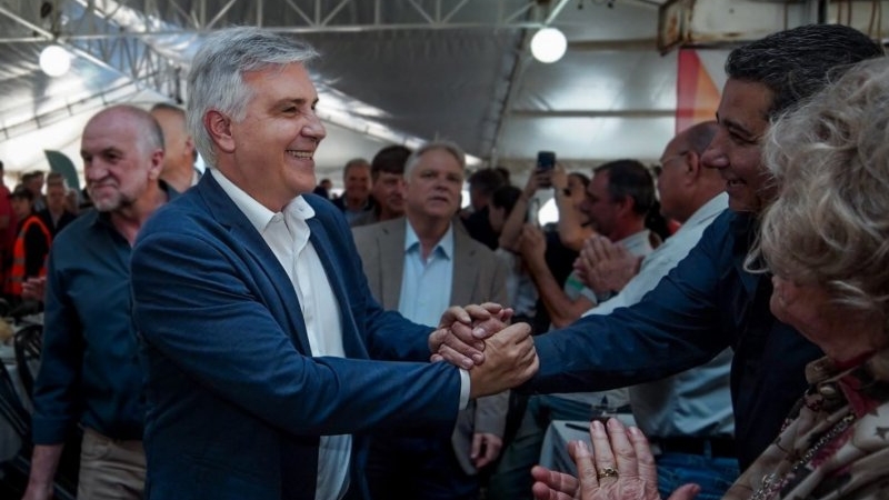 Consorcios camineros: Llaryora anunci&oacute; $30 millones para cada entidad destinados a maquinaria vial
