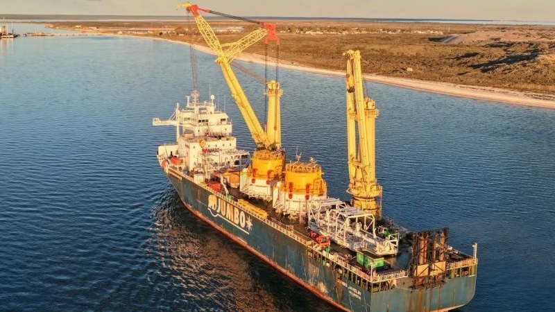 Cruzaron Ormuz: llegaron las piezas que permitirán exportar en buques gigantes el petróleo de Vaca Muerta