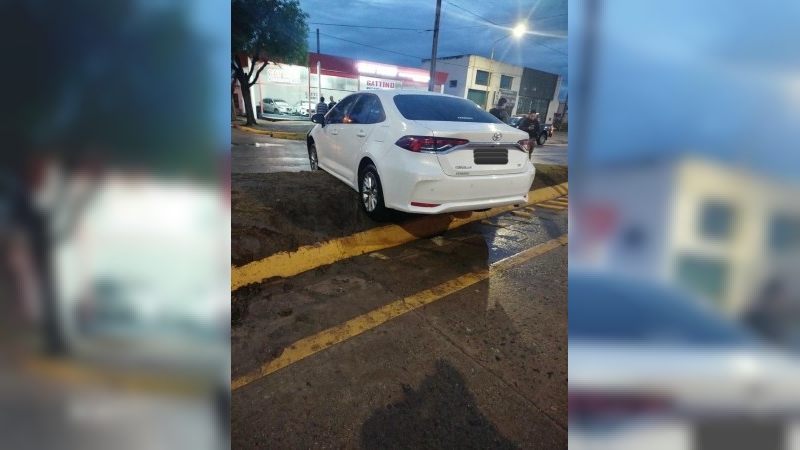 Un conductor alcoholizado termin&oacute; con su auto sobre el cantero de una rotonda