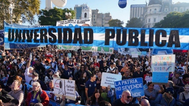 Nueva Marcha Federal Universitaria al Congreso con apoyo de la CGT, las CTA y estatales