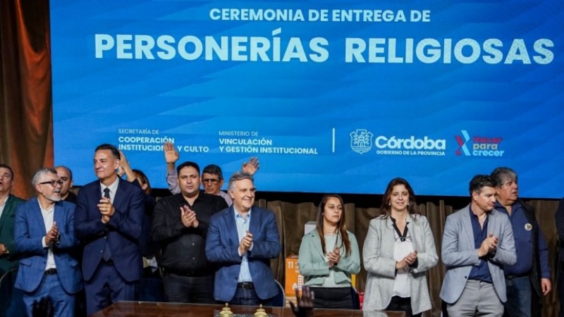 Llaryora entreg&oacute; personer&iacute;as jur&iacute;dicas a 24 iglesias evang&eacute;licas de C&oacute;rdoba