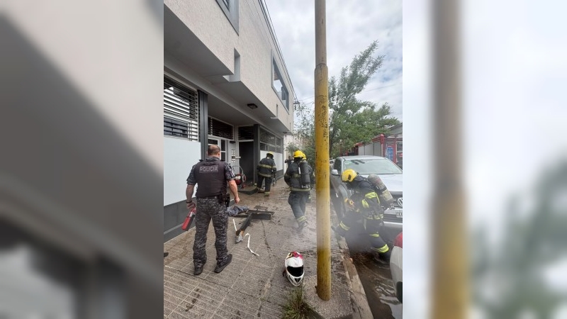 Incendio en un departamento de barrio Sarmiento: una mujer fue trasladada al hospital