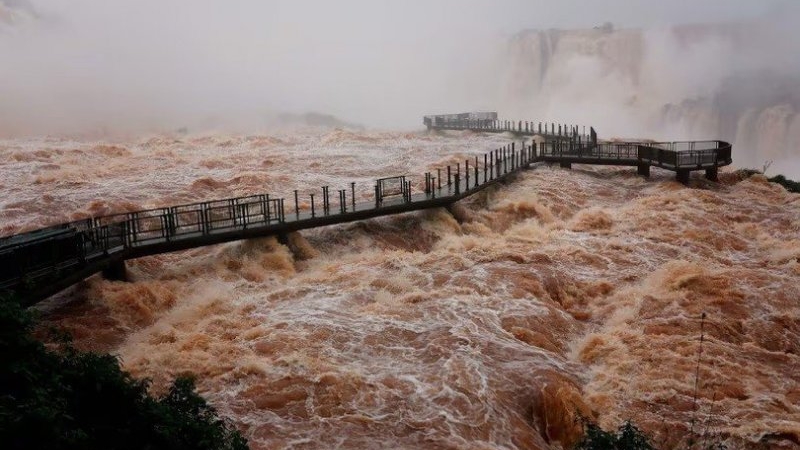 Las Cataratas del Iguaz&uacute; ya superaron 11 veces el promedio de su caudal