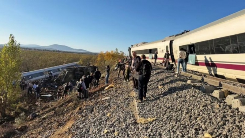 Dos trenes chocaron en España y hay al menos 30 muertos